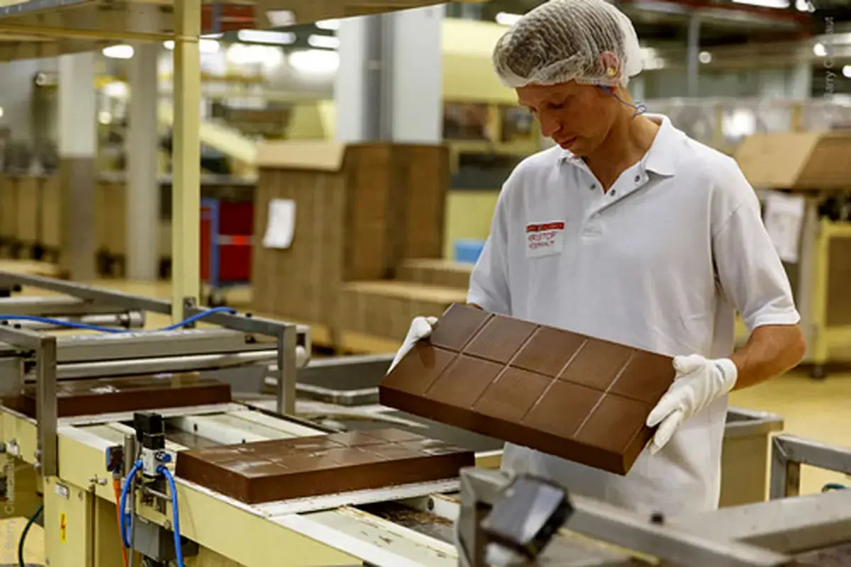 صدای کارگرانِ شکلات‌سازیِ تبریز؛ ۱۱ ساعت کارِ روزانه در ۶ روزِ هفته با ۹ میلیون تومان حقوق!