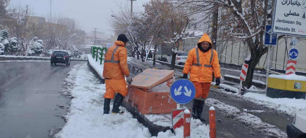 تلاش ۶۶۰ نیروی خدماتی و فضای سبز منطقه یک قم همزمان با بارش برف