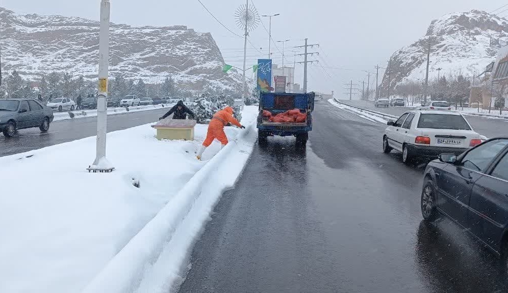 فعالیت شبانه‌روزی ۲۲۰ نفر نیروی خدمات شهری منطقه ۴ قم همزمان با بارش برف/ توزیع ۱۵۰۰ کیسه‌شن و نمک بین شهروندان