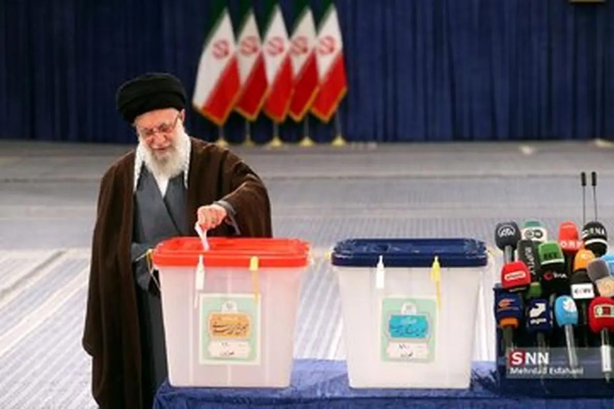 رهبر انقلاب اسلامی رای خود را به صندوق انداختند