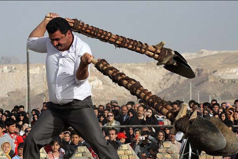 برگزاری آئین پهلوانی سنتی بیل‌گردانی شهر نیم‌ور در اردیبهشت ماه