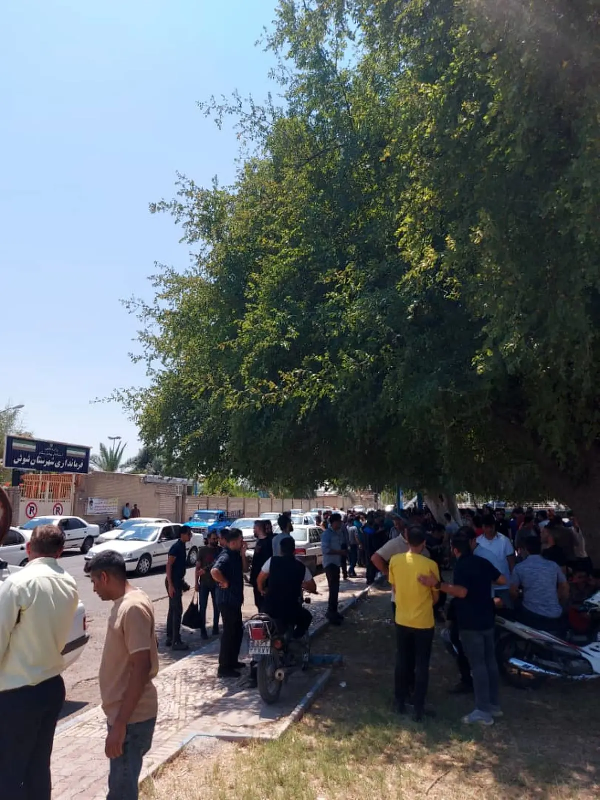 اعتراض کارگران کاغذ پارس ادامه دارد/ جزئیات یک نشست در فرمانداری