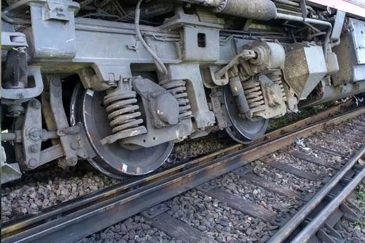 مجروح شدن یک لوکوموتیوران با خروج قطار باربری از ریل
