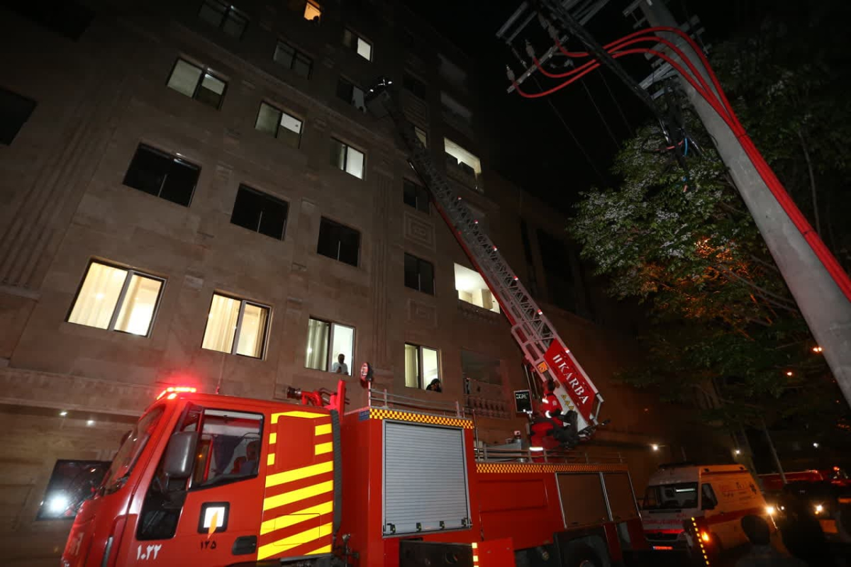 نجات ۲۳ نفر در حادثه آتش‌سوزی آپارتمان ۶ طبقه در قم/ مصدومیت آتش‌نشان قمی