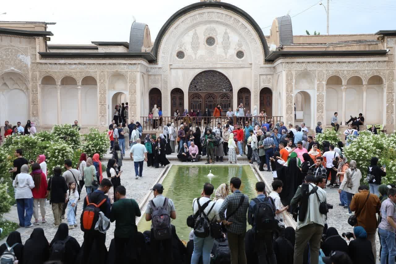 استقبال بی‌نظیر گردشگران از اماکن تاریخی شهرداری کاشان در ایام گلاب‌گیری