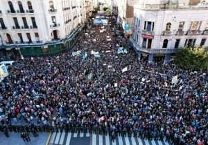 نیمی از مردم آرژانتین زیر خط فقر مطلق فرو رفته‌اند/ اعتصاب بزرگ تشکل‌های کارگری