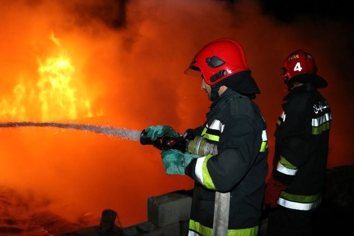 آتش سوزی انبار کارخانه «تولی پرس» بدون تلفات مهار شد