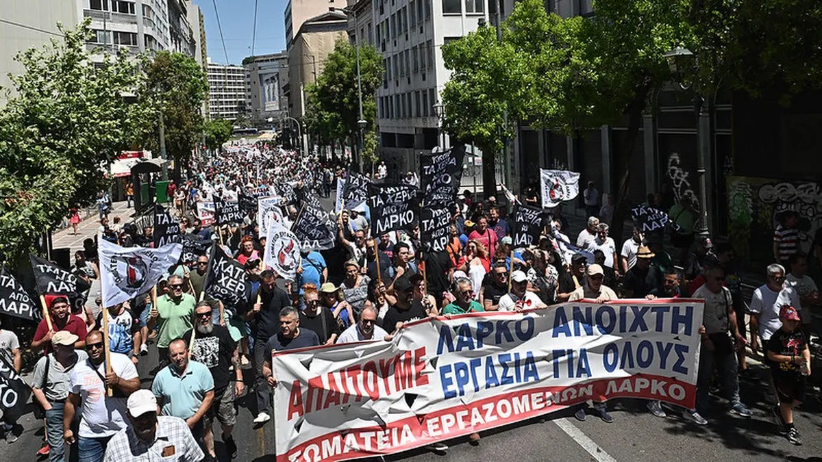 اعتراض کارگران و احزاب یونان به حذف یک روز از تعطیلات هفتگی
