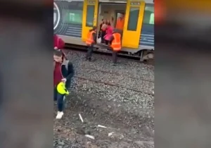 اعتصاب کارگران قطارهای نیوزلند/ مسافران از درهای قطار می‌پریدند