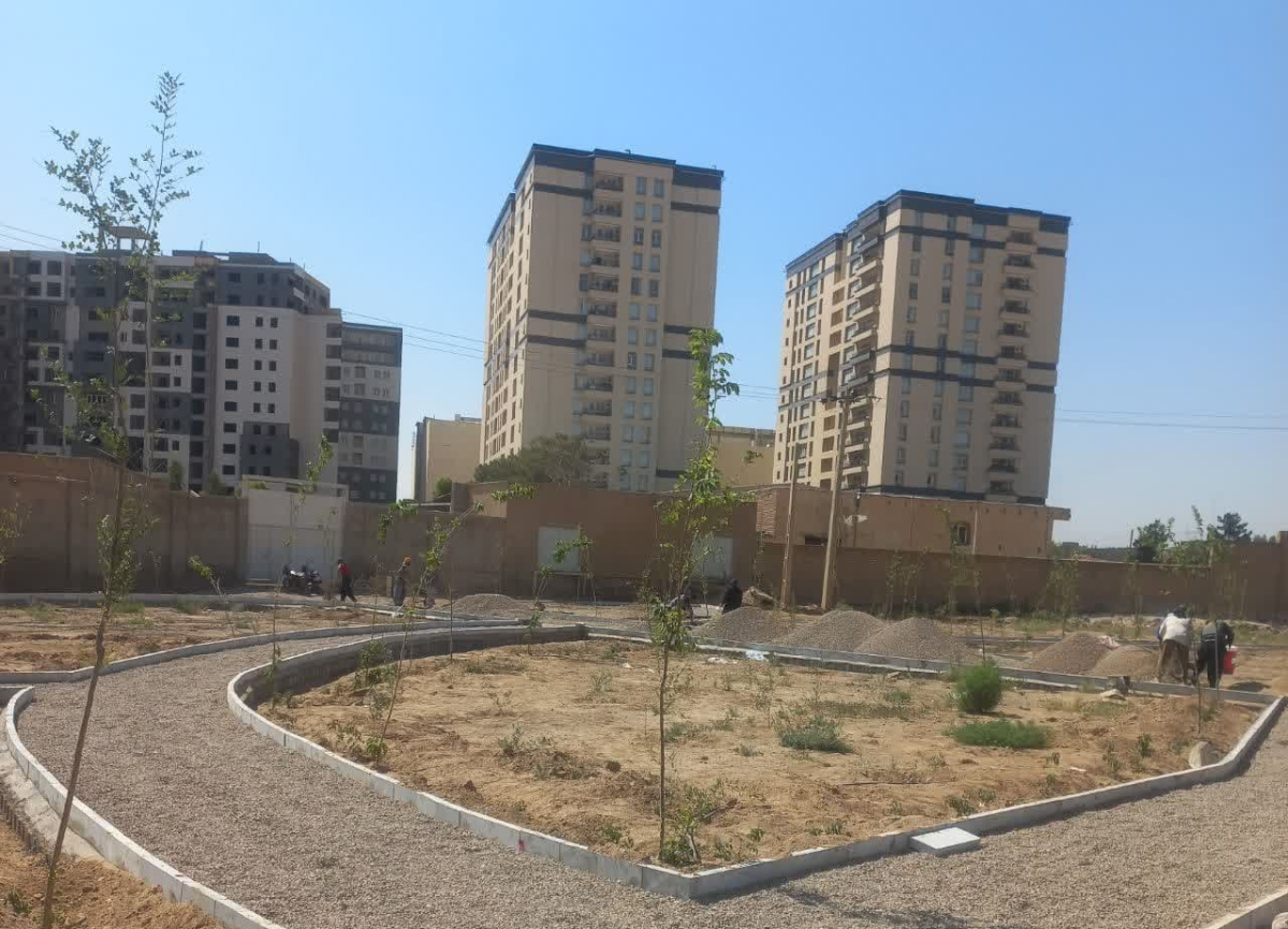 پیشرفت ۵۰ درصدی احداث نخستین بوستان محله‌ای بلوار غدیر قم/ آغاز باغچه‌سازی معابر فرعی بلوار غدیر